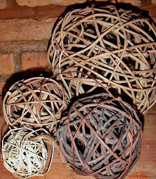 26 Bolas de mimbre natural. tamaños surtidos