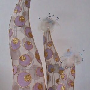 Set de 3 conos de organza con detalles malva y oro cobrizo. Max 62 cms/ min 29 cms