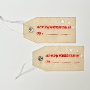 12 Etiquetas colgantes en pergamino natural con texto rojo -MERRY CHRISTMAS-