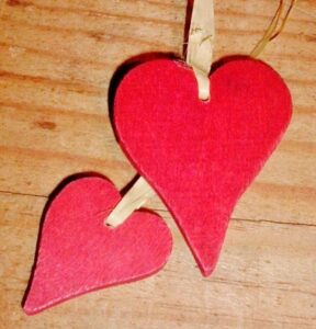 Corazones rojos colgantes c/6 uds