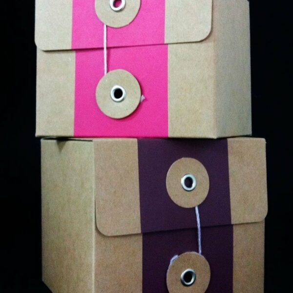 Caja de regalo chocolate 10x10x9 cms. 2 colores. C/5 uds