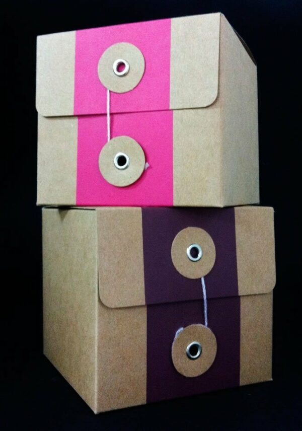 Caja de regalo chocolate 10x10x9 cms. 2 colores. C/5 uds