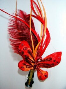 3 Pinza mariposa + plumas. 22 Cms