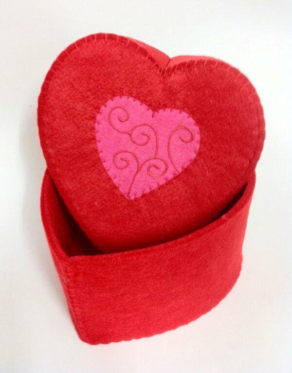 Caja de regalo de corazón, fieltro. 17x17x10 cms. 2 colores
