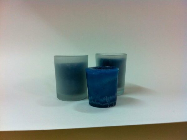 Caja de 6 velas chant de glace con vaso de cristal.