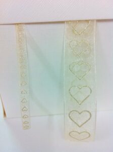 Cinta marfil con corazones brillo 25 mm x 10 m