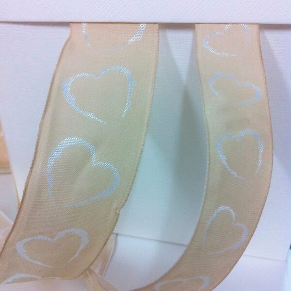 Cinta marfil con corazones blancos 25 mm x 20 m