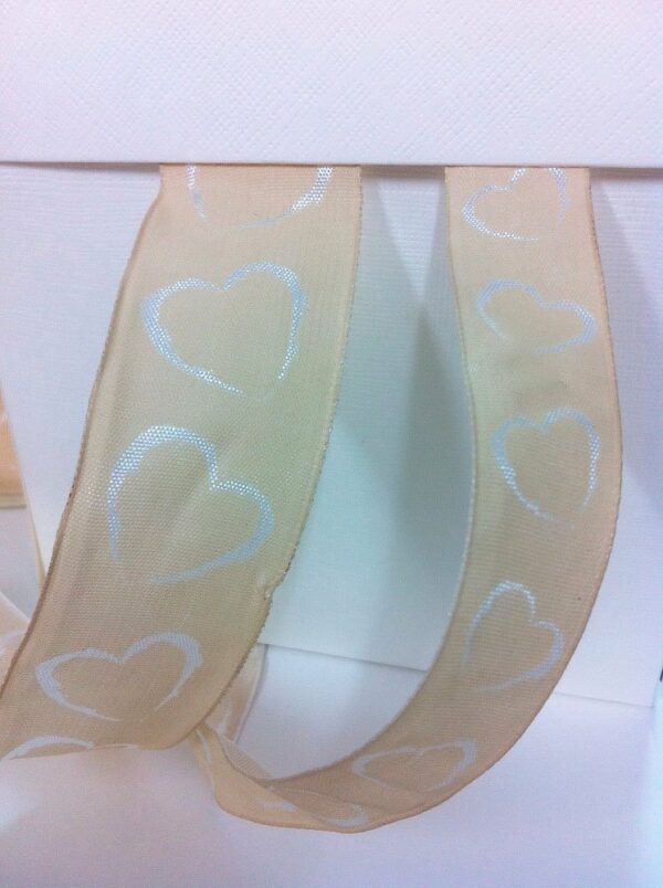 Cinta marfil con corazones blancos 25 mm x 20 m