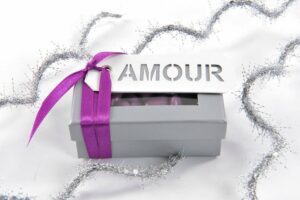 Etiqueta colgante amour, con cinta 3x8cms C/10 uds. Varios colores