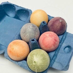 Caja de 12 huevos de pascua 4×6 cms. Colores surtidos