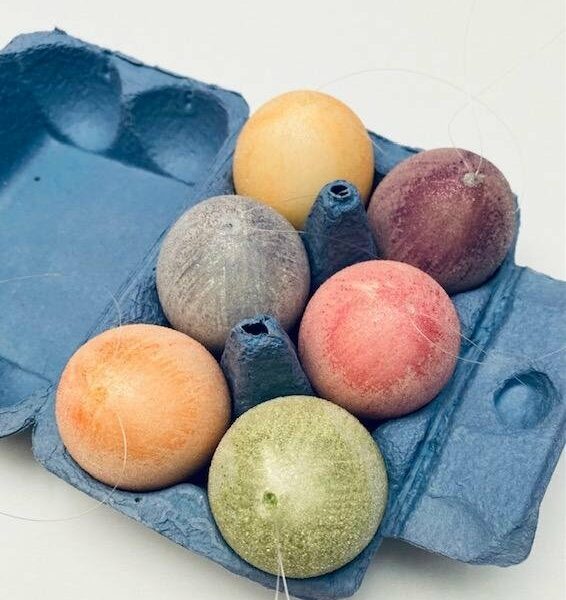 Caja de 12 huevos de pascua 4×6 cms. Colores surtidos