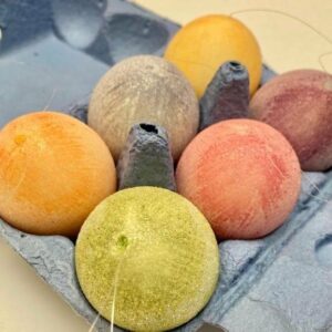 Caja de 12 huevos de pascua 4×6 cms. Colores surtidos
