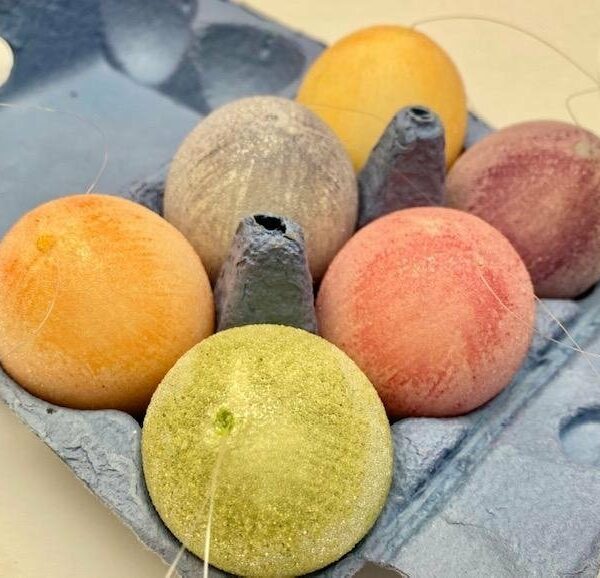 Caja de 12 huevos de pascua 4×6 cms. Colores surtidos