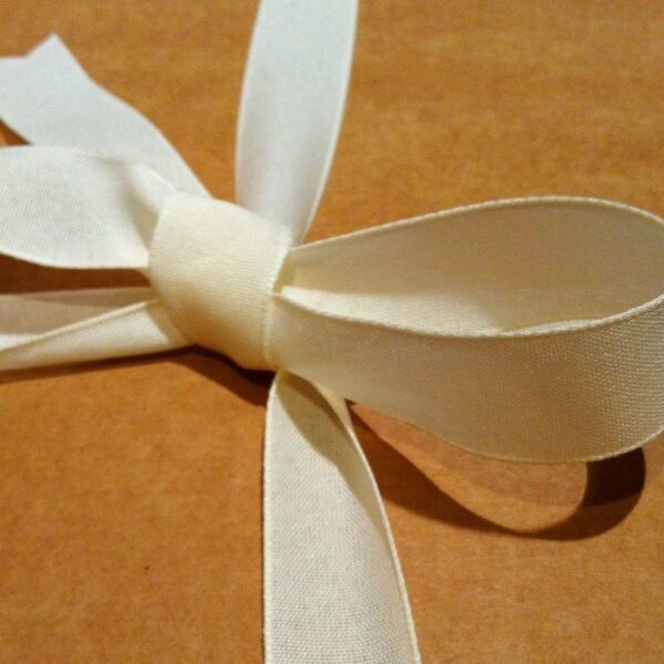 Cinta de regalo en algodón color marfil. Varios anchos
