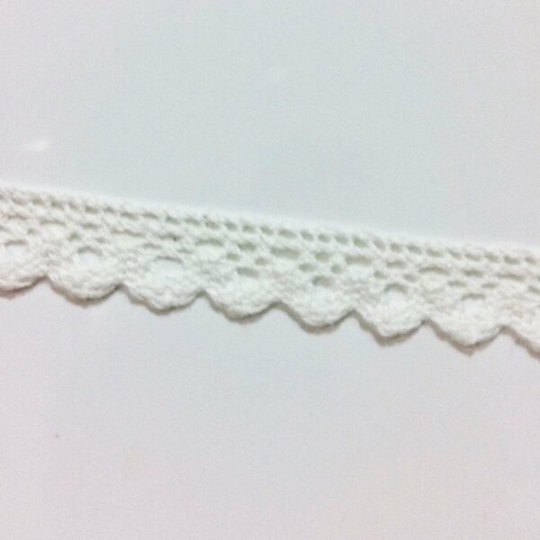 Lace tape – puntilla adhesiva. Crochet blanco.