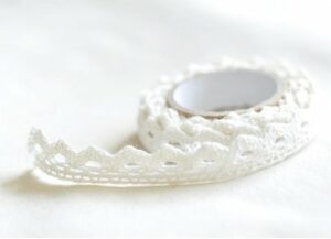 Lace tape - puntilla adhesiva. Crochet blanco.