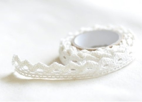Lace tape – puntilla adhesiva. Crochet blanco.