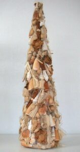 Cono con conchas y rafia. 18x65 cms