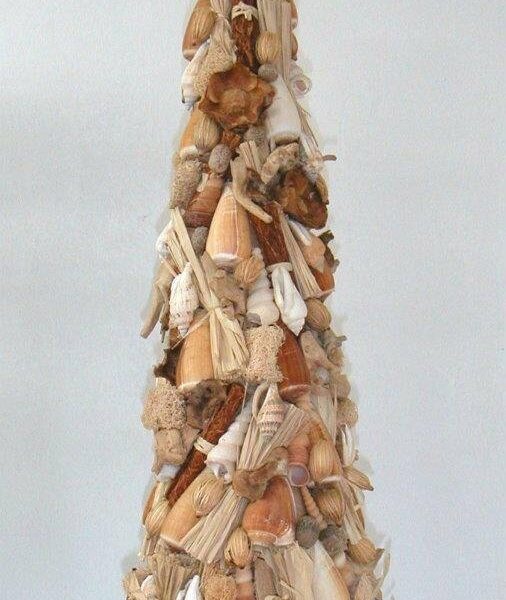 Cono con conchas y rafia. 18×65 cms