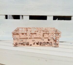 Caja metálica, calada, rosa 16x12x5 cms