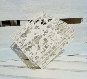 Caja metálica, calada, blanca 13x13x5 cms