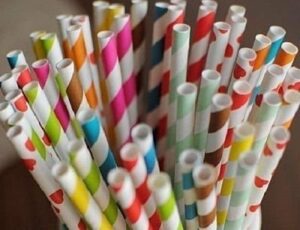 250 Pajitas de papel, rayas. Varios colores.