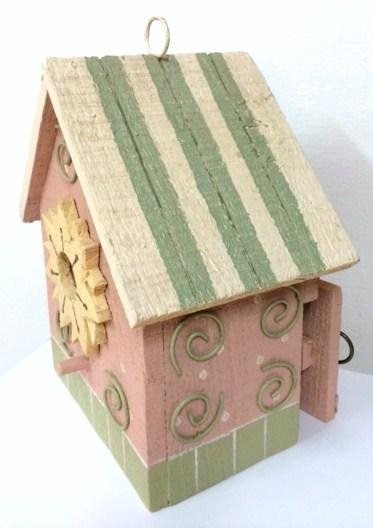 Casita de madera para pájaros.