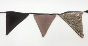 Guirnalda con banderines de lino y lentejuelas