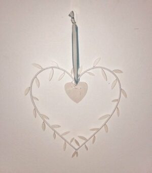 Corazón metálico marfil con hojitas