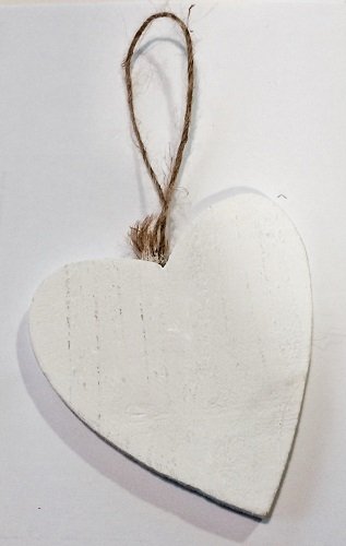 2 Corazones colgantes, blancos de madera maciza. Espesor de la madera 1 cm.  9.5x10 cms