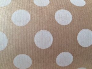 Bobina de papel de regalo, kraft gran lunar blanco