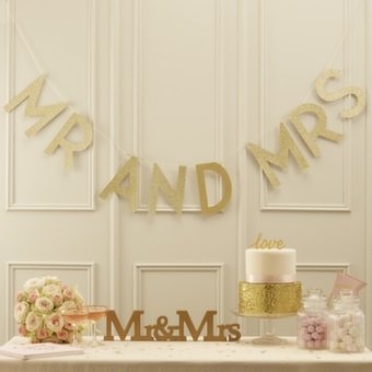 Guirnalda con letras oro glitter. Mr and Mrs