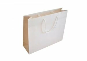 12 Bolsas de papel semilujo blanco.  cms.