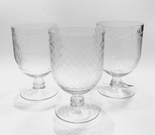 Set de 3 Copas de cristal tallado. 10x16 cms