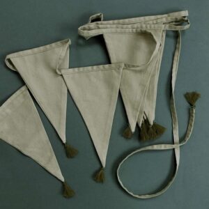 Guirnalda con banderines textiles verde antiguo