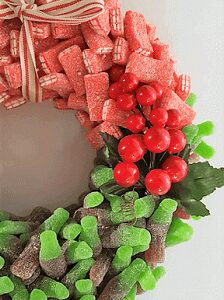 Corona de Navidad con chuches. Coca Colas y bayas