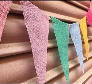 Guirnalda con 12 banderines de yute en color surtido
