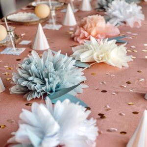 Guirnalda gigante con flores de papel