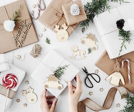 Colgante-navidad-madera-oro-paquetes-regalo-arbol-etiquetas-gramajeshop-valencia