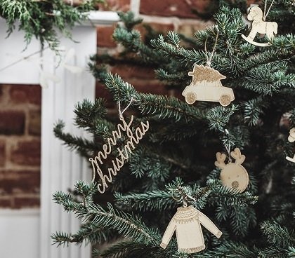 Colgante-navidad-madera-oro-paquetes-regalo-arbol-etiquetas-gramajeshop-valencia