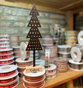 Abeto-madera-personalizado-arbol-navidad-regalo-amigo-invisible-venta-gramajeshop-valencia