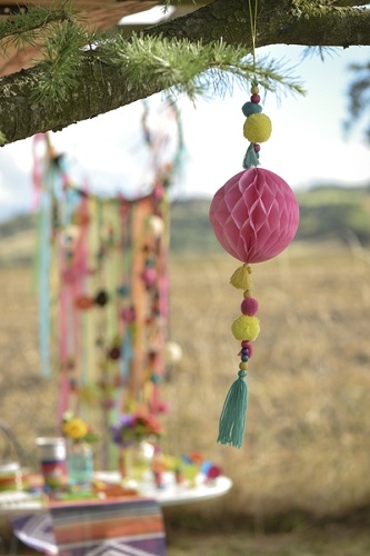 Colgante bola de nido de abeja con pompones