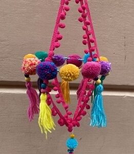 Lámpara decorativa con borlas y pompones