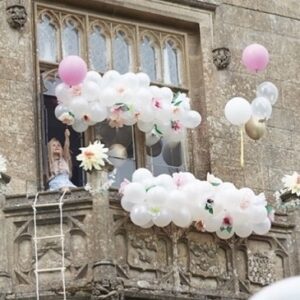 Guirnalda de globos blancos con flores. Kit diy