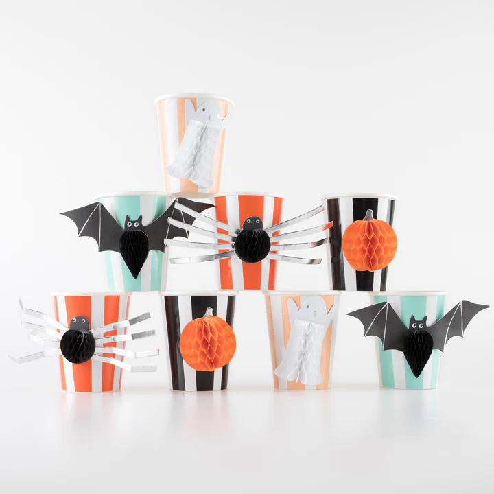 Decora tu Fiesta de Halloween con estos ideales vasos  de rayas y detalles 3d con nido de abeja, de la última colección de Meri Meri