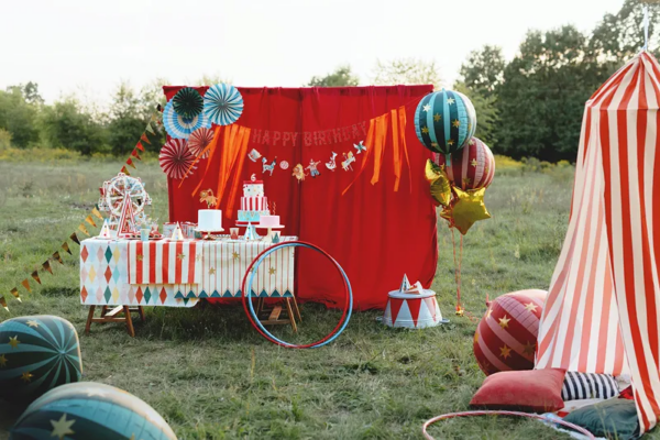mantel-Circo-Vintage-papel-rayas-rojas-estrellas-doradas-fiesta-cumpleanos-infantil-gramajeshop-valencia