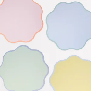Manteles individuales wavy pastel festoneados de Meri Meri