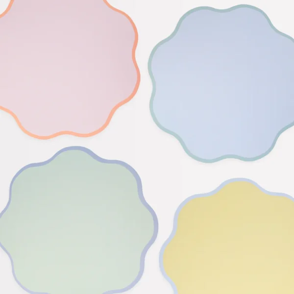 Manteles individuales wavy pastel festoneados de Meri Meri